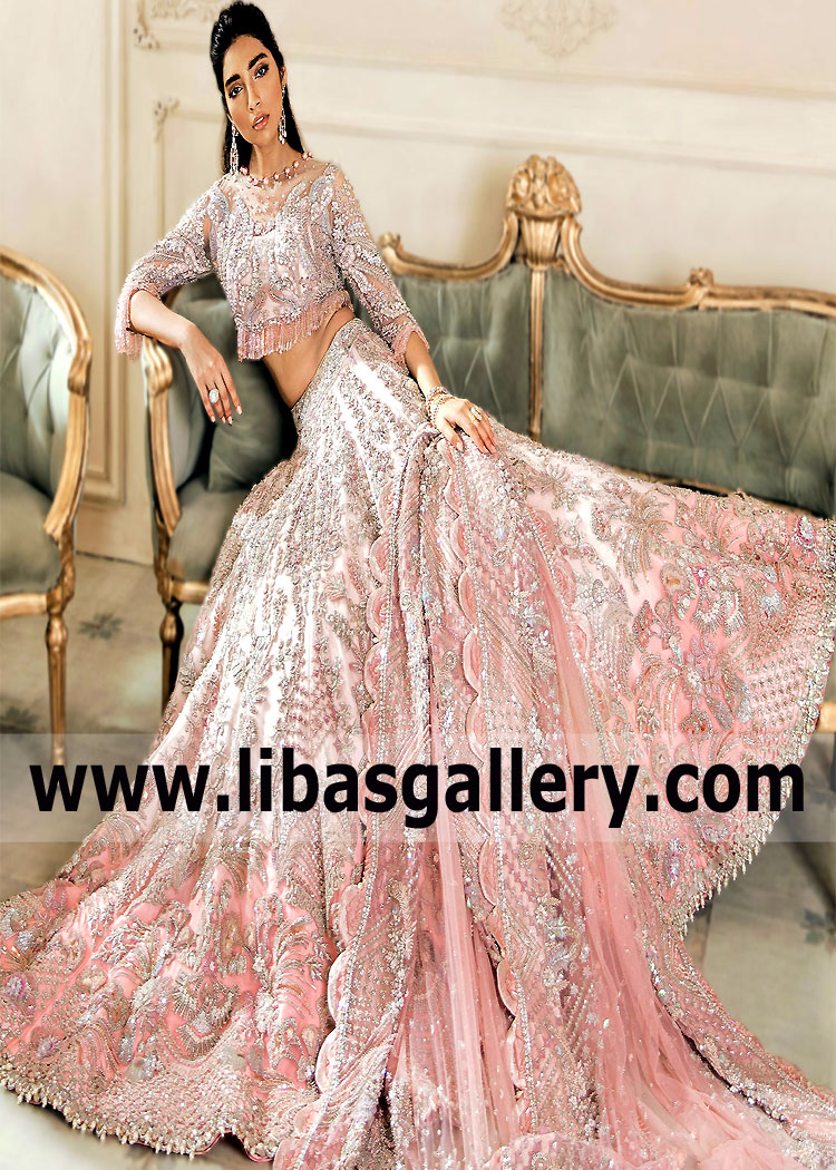Discover the most top Bridal Lehenga Choli designs for your wedding in this gallery and surely one of them will make you fall in love. Elegance, thousands of Lehenga Choli trends and luxury fabrics perfect to combine with a beautiful jewelry, there is something for all tastes and all brands.