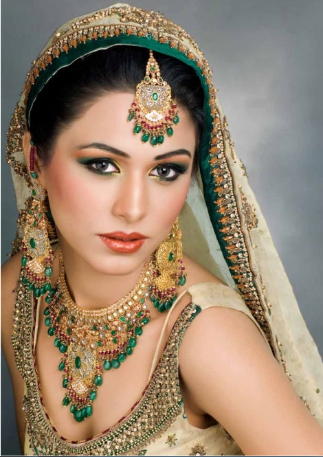 emerald gold bridal jewellery set consisting necklace earrings and Tika make order now Slovenia Trinidad and Tobago