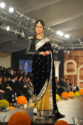 Heavy embellished black sari,black sarees styles,designer sari sarees,indian sari,pakistani sari sarees Heavy embellished black sari,black sarees styles,designer sari sarees,indian sari,pakistani sari sarees
